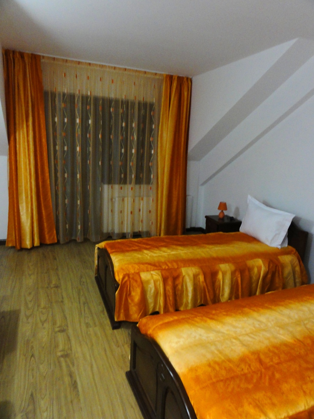 Perdele și draperii pentru dormitor 12